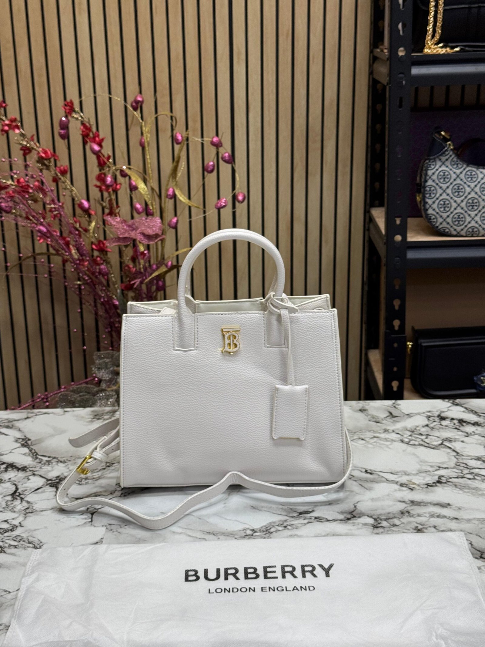 BURBERRY TB PLAQUE GRAINY TOTE BAG WITH DUST BAG